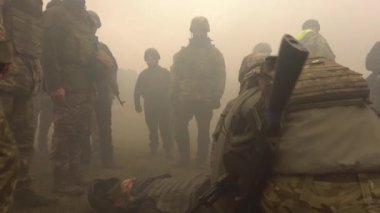 UKRAINE, Kharkiv, 11 Aralık 2021: Askeri tatbikat, tıbbi yardım. Silahlı kişiler.