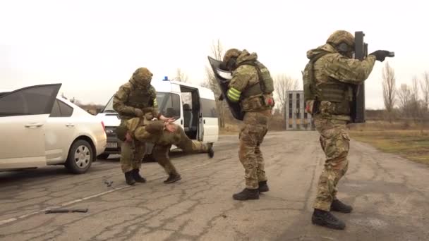 UKRAINE, Kharkiv, 11 Aralık 2021: Askeri üniformalı bir grup insan bir suçluyu gözaltına aldı. — Stok video