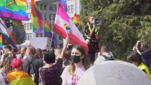 UKRAINE, Charkiv, 12 september 2021: Kharkivs stolthet. HBTQ-samfundet på solidaritetsmarsch. — Stockvideo