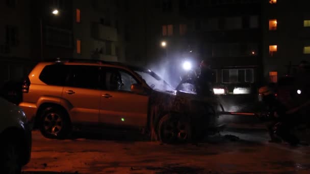 Die Feuerwehr löscht in der Nacht ein brennendes Auto.. — Stockvideo