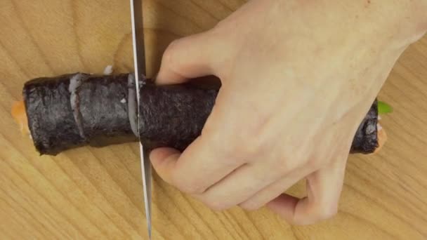 Închiderea tăierii sushi cu un cuțit pe o placă în video accelerat. — Videoclip de stoc