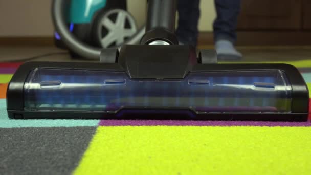 Gerakan lambat dari bulu-bulu di sikat turbo dari vacuum cleaner yang bekerja. — Stok Video