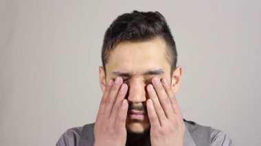 Yorgun ve sakallı Uykucu Adam