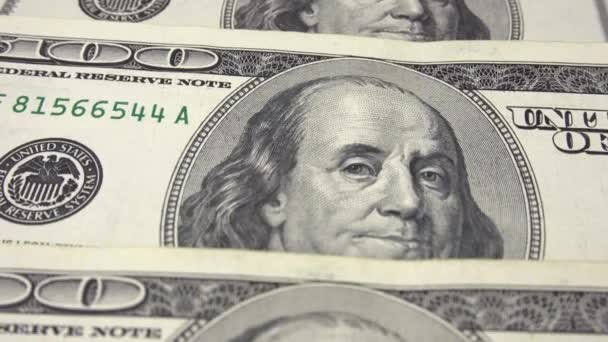 Retrato do Presidente Benjamin Franklin numa nota de cem dólares, câmara filmada de cima a baixo. — Vídeo de Stock