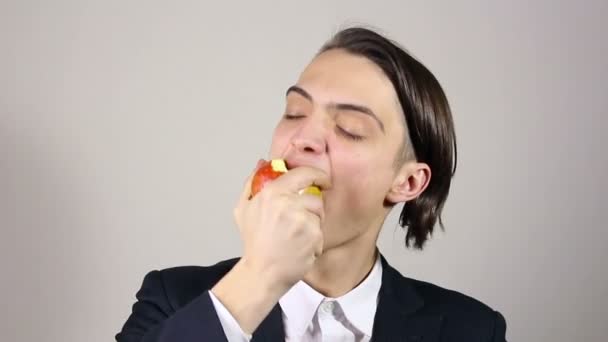 Młody mężczyzna jedzenie jabłka — Wideo stockowe