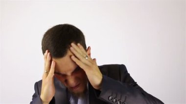 Baş ağrısı, stresli iş aşırı yük Sakallı bir iş adamı için