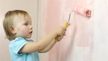 Mutlu küçük bebek duvarları boyuyor
