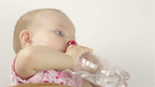 Pequena menina bebe água de uma garrafa — Vídeo de Stock