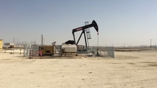 Bahréin, 25.03,2018. Producción de petróleo en el desierto Bahréin — Vídeos de Stock