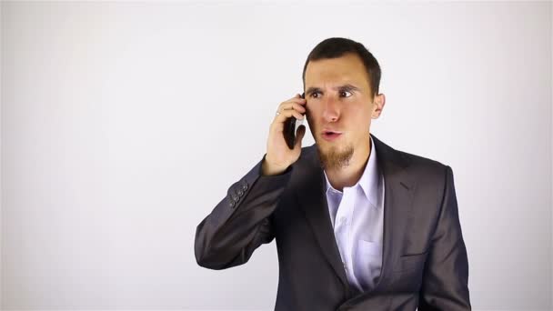 Młody brodaty mężczyzna rozmawiający przez telefon. złe wieści.. — Wideo stockowe