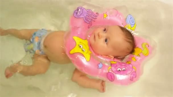 Mother bathes the newborn. — Stock Video