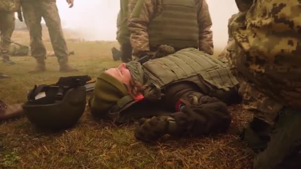 UKRAINE, Kharkiv, 11 de dezembro de 2021: Exercícios militares, assistência médica.Pessoas com armas. — Vídeo de Stock