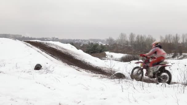 KHARKIV, UKRAINE - DECEMBER 1, 2020:Enduro Motocross on Winter — Stockvideo