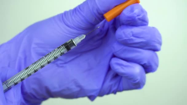 Las manos y jeringas médicas se están vacunando a los pacientes en el laboratorio. conceptos médicos. — Vídeo de stock