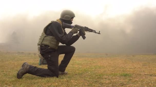 UKRAINE, Kharkiv, 11 de Dezembro de 2021: Exercícios militares: o soldado senta-se com uma metralhadora e aponta — Vídeo de Stock