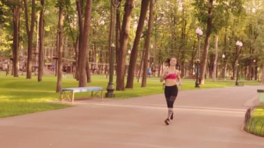 Parkta ağır çekimde koşan güzel bir genç kız. Terk edilmiş bir parkta sabah koşusu..