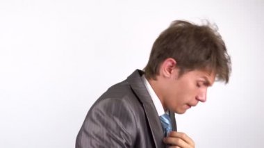 Öksüren genç adam