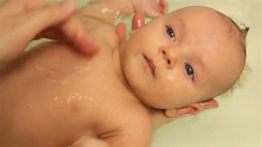 Anne yeni doğanı yıkar..