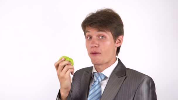Молодий чоловік їсть яблуко — стокове відео