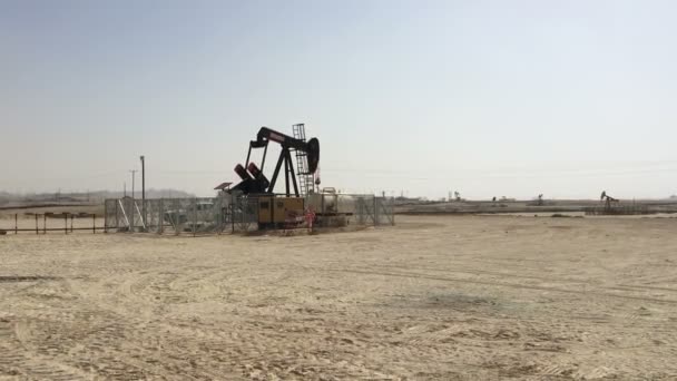 Μπαχρέιν, 25,03,2018. Παραγωγή πετρελαίου στην έρημο του Μπαχρέιν — Αρχείο Βίντεο