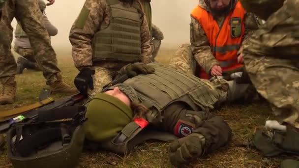 UKRAINE, Kharkiv, 11 december 2021: Militära övningar, medicinsk hjälp.Personer med vapen. — Stockvideo