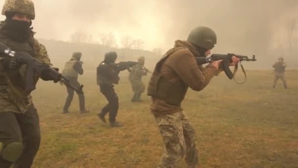 UKRAINE, Kharkiv, 11 Aralık 2021: Askeri tatbikat. Makineli tüfekli Gruppa askerleri arazide yürüyorlar.. — Stok video