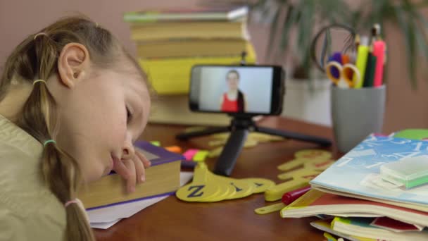 Liten skolflicka sover vid bordet med en smartphone på skärmen, lärare.Collage — Stockvideo