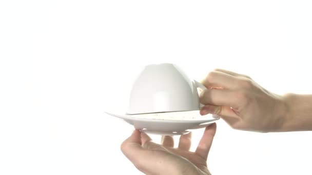 Kvinnliga händer vända över en vit kopp inuti där kaffesump är i form av ett hjärta. Närbild — Stockvideo