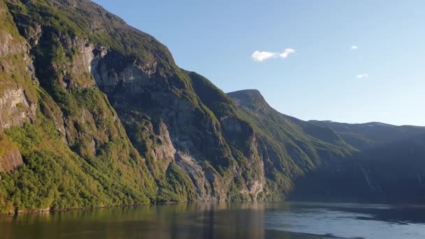 Ορεινό τοπίο. Νορβηγία. Φιόρδ. Όμορφη θέα της οροσειράς πάνω από το νερό. Royalty Free Πλάνα Αρχείου
