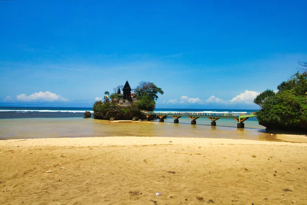 Över Ett Litet Tempel Ett Rev Balekambang Beach — Stockfoto