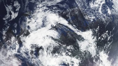 Uzaydan atmosferik Bulutlarla Gerçekçi Dünya Yüzeyi 'nin 32-P2 Güzel Manzarası. Yüksek detaylı 3B görüntüleme.