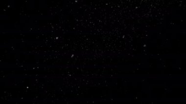 Mevsim kış aylarında kar taneleriyle yapılan gerçekçi kar yağışı görüntüsü, simülasyon kar koşullarında gerçekçi görünmeye başladı..