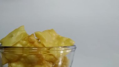 Ekranın sol tarafında beyaz arka planı olan pangsit gevreğiyle dolu 6-K1 Spinning kasesi.