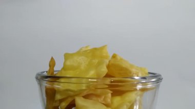 Kavram 5-K1 dönen kase ile dolu pangsit gevrek beyaz arkaplan ekranın ortasında.