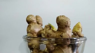 Konsept 4-K1 dönen kase beyaz arka planlı zencefil dolu ekranın ortasında.