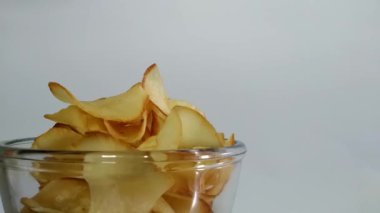 Kavram 7-K1 Spinning kasesi beyaz arka planda beyaz arkaplan ile cassava crisp dolu.