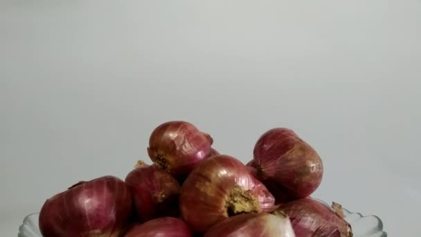 Concept Spinning Plate Full Shallots White Background Center Screen — Stockvideo