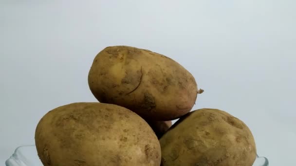 Patatesle Dolu Bir Tabağı Ekranın Ortasında Beyaz Bir Arka Plan — Stok video