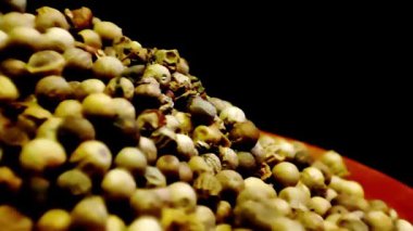 Konsept 24-K1 Siyah arkaplan ile beyaz biber yığını bir makro video.