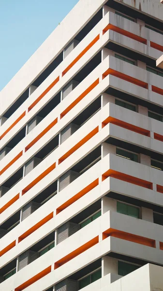 Industrieel Kantoorgebouw Met Een Vleugje Witte Oranje Gevel — Stockfoto