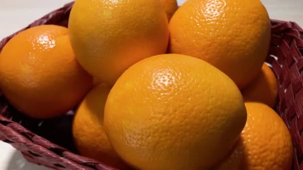 Naranjas Una Canasta Sobre Mesa — Vídeo de stock