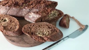 Tahtada dilimlenmiş siyah sarımsaklı ekmek