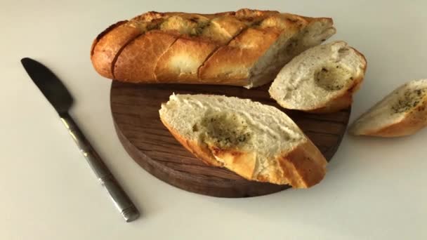 木製の板にナイフで白ニンニクのパンをスライス — ストック動画