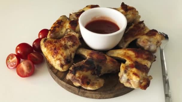 Gegrillte Chicken Wings Mit Sauce Und Kirschtomaten Auf Einem Holzbrett — Stockvideo