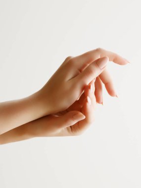 Güzel kadın eller. Kadın el krem, losyon. Spa ve manikür kavramı. Fransız manikür ile eller. Yumuşak cilt, Cilt Bakımı kavramı. El Cilt Bakımı.