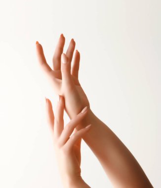 Güzel kadın eller. Kadın el krem, losyon. Spa ve manikür kavramı. Fransız manikür ile eller. Yumuşak cilt, Cilt Bakımı kavramı. El Cilt Bakımı.