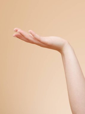 Güzel kadın eller. Spa ve manikür kavramı. Fransız manikür ile eller. Yumuşak cilt, Cilt Bakımı kavramı. Güzellik çivi. bej renkli arka plan üzerinde