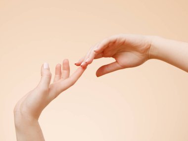 Güzel kadın eller. Spa ve manikür kavramı. Fransız manikür ile eller. Yumuşak cilt, Cilt Bakımı kavramı. Güzellik çivi. bej renkli arka plan üzerinde