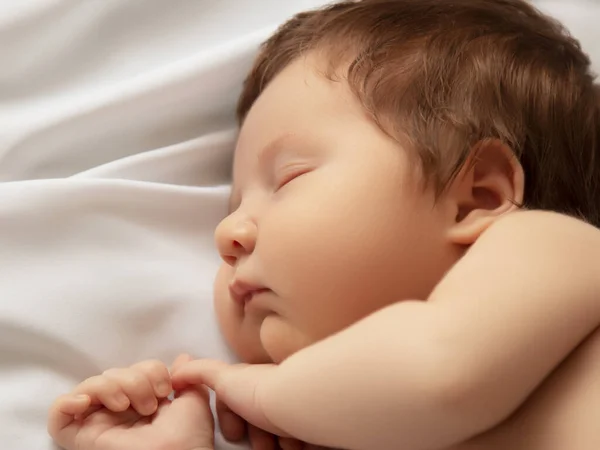 Ein kleines Mädchen mit mildem Gesicht im Schlaf. Kleines Mädchen, schlafend auf weißer Decke. Schönes Porträt des kleinen Mädchens 14 Tage, zwei Wochen alt. Mutterschaft — Stockfoto