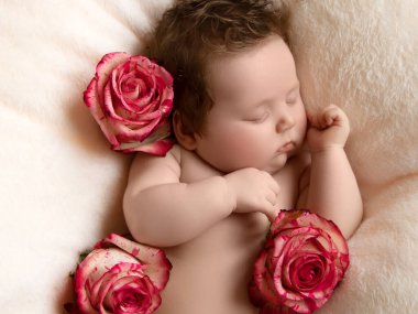 Uyuyan yeni doğan bebek. Sağlıklı çocuk, hastane kavramı ve mutlu annelik. Bebek, bebek. Sağlıklı ve tıbbi konsept. Mutlu hamilelikler ve doğum. Çocuk teması. Bebek ve çocuk eşyaları.